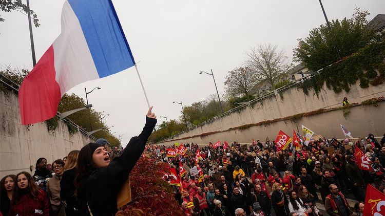Спецназ и заколоченные бутики: вторая волна протестов во Франции