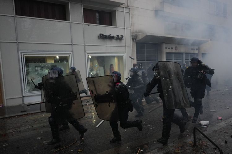 Во Франции произошли столкновения протестующих с полицией