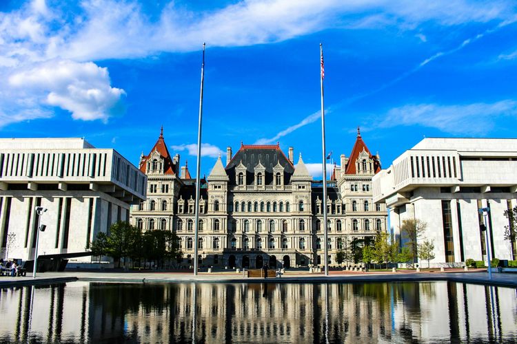 Возраст, роды и ракета: почему четверо законодателей Нью-Йорка ни разу не появились в Капитолии за всю сессию 2026 года