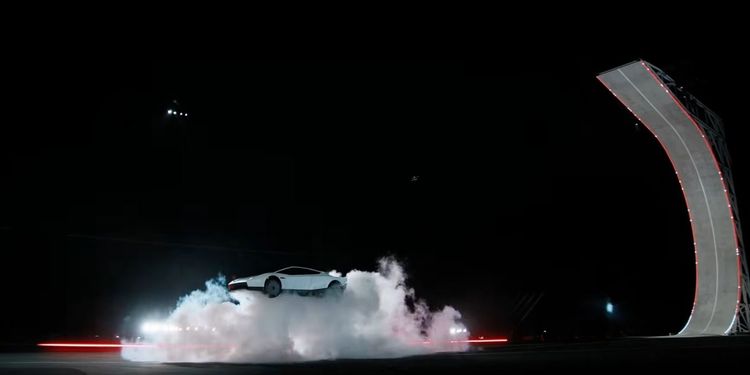 Россиян предупредили о рисках управления летающей Tesla