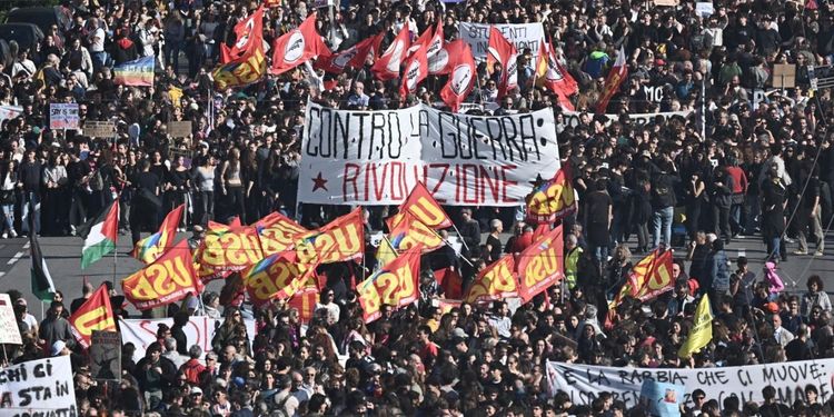 В Милане проходят массовые протесты
