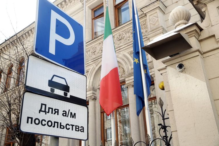 Автомобильный союз попросил лишить посольства недружественных стран парковок