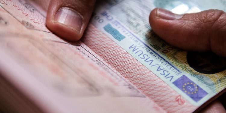 Захарова высказалась об идее ЕС усложнить россиянам въезд