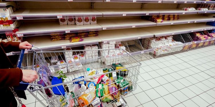 В итальянских супермаркетах пустые полки: дальнобойщики устроили «голодомор» на юге