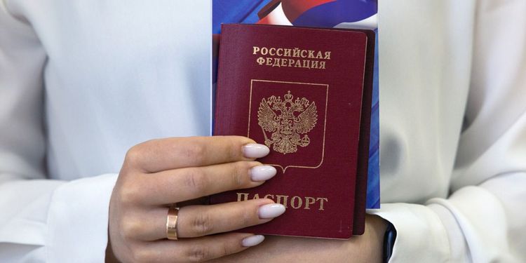 Путин дал гражданство РФ двум хоккеистам, четырем сотрудникам RT и еще 20 людям