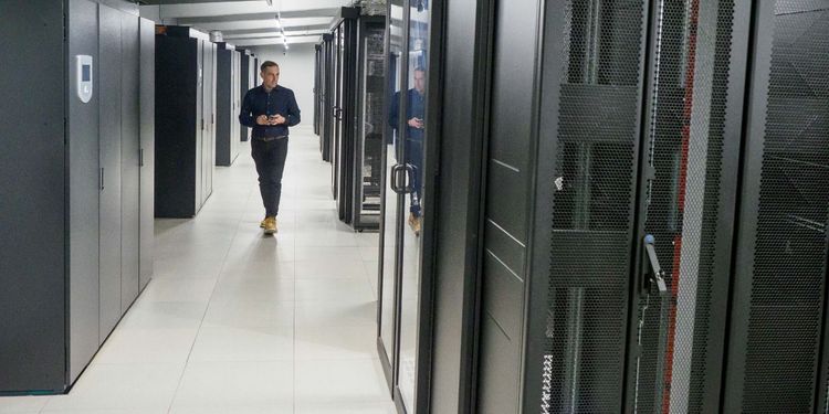 «Стекло начинает тускнеть»: в «Ростелекоме» призвали строить «ЦОДы судного дня» из-за атак БПЛА