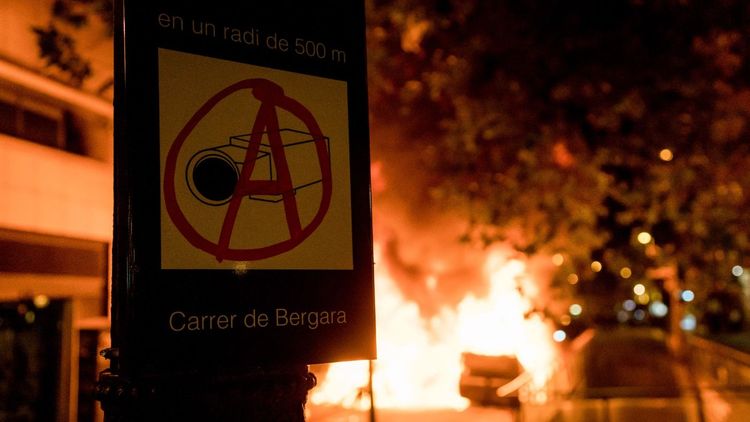 23 разграбленных магазина, 33 пожара и 128 задержанных: в Испании протесты организовали через TikTok