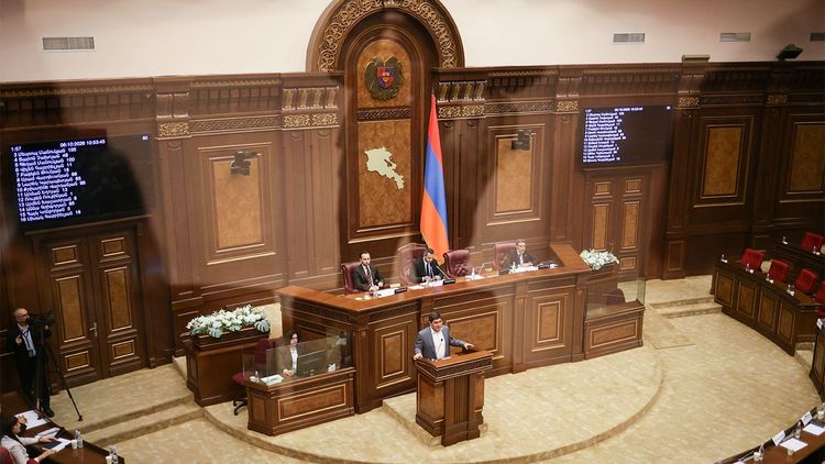 Кулаки, стул и скорая помощь: в парламенте Армении устроили массовую драку