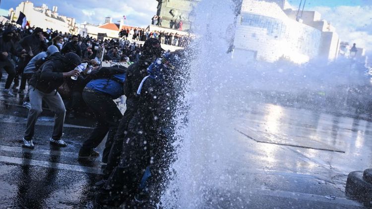 Во Франции задержали более 1,8 тыс. участников протестов, в Лиможе сгорела мэрия