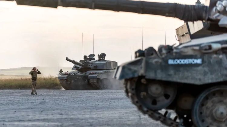 «Полное безумие»: армия Британии не может укомплектовать экипажи танков Challenger 2 из-за экономии