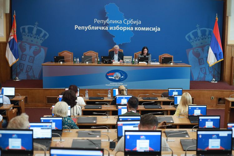 Выборы в Сербии: явка к 10:00 достигла 19,8%, поступают сообщения об инцидентах