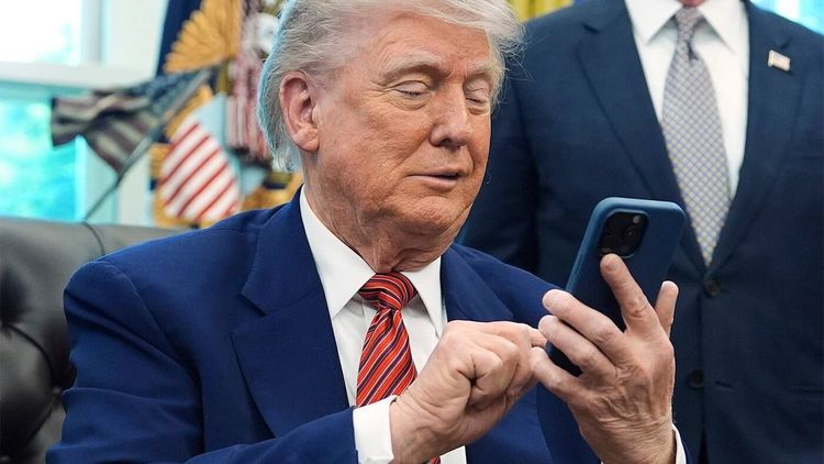 Историю запросов Трампа к искусственному интеллекту потребовали сохранить 